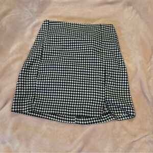 checkered skirt, mid thigh
